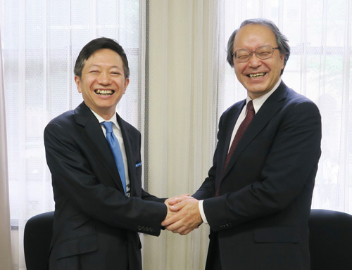 (右)東京大学大学院 情報理工学系研究科 研究科長 石川正俊(左)弊社代表執行役社長 安藤直広