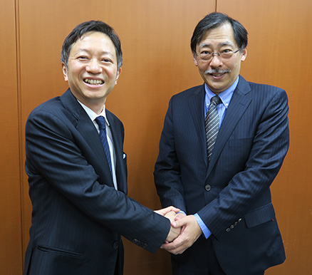 (右)東京大学大学院 情報理工学系研究科 研究科長 石川正俊(左)弊社代表執行役社長 安藤直広